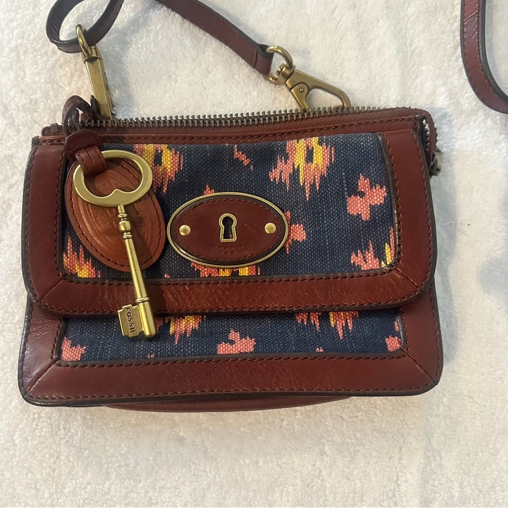 Fossil Crossbody Purse used but in great condition  measures 8x6